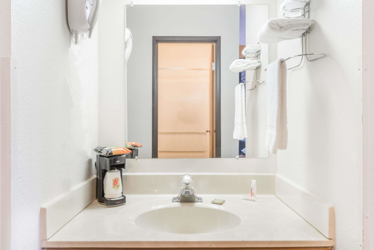 Bathroom 3, Super 8 by Wyndham Front Royal, Warren