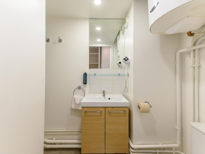 Bathroom 4, Sejours and Affaires Pantin Charles De Gaulle, Seine-Saint-Denis