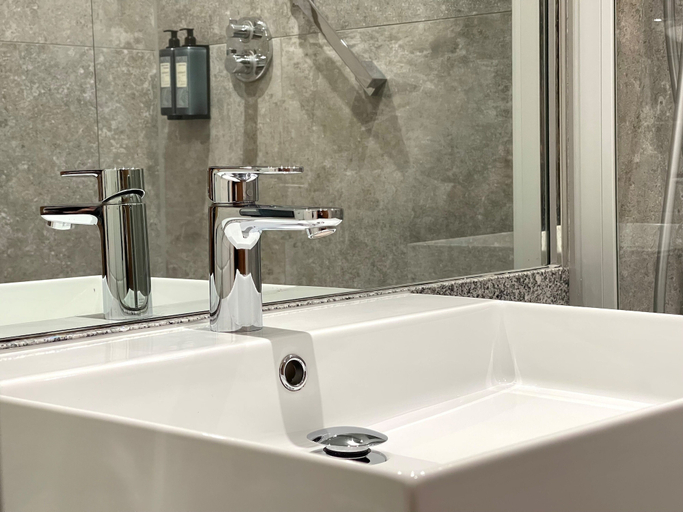 Bathroom 4, Clayton Hotel Leeds, Leeds