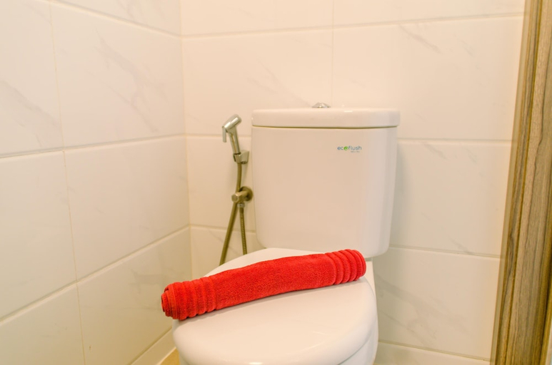 Bathroom 2, Modern and Cozy Studio at Sky House BSD Apartment, Tangerang Selatan