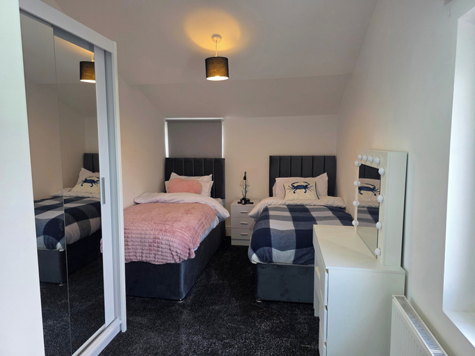 Room 2, 5 Beds, 7 Guests, Private Garden, Free Parking, Nottingham