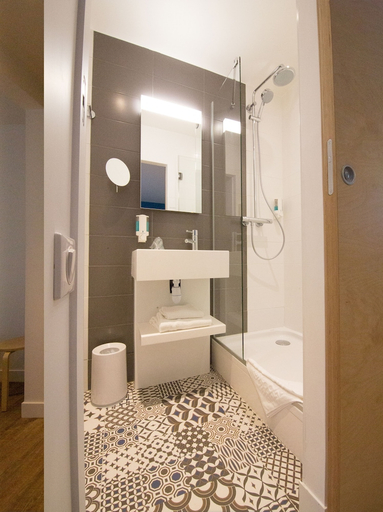 Bathroom 5, Hôtel La Régence, Hauts-de-Seine