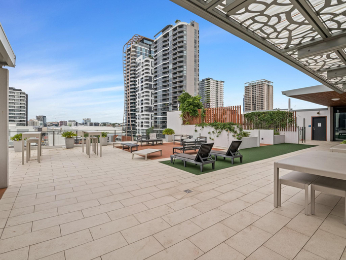 5, Stylish Apartment with Rooftop, BBQ Spa Access, Brisbane