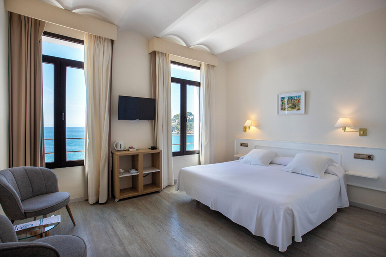 Bedroom 1, Hotel Llafranch, Girona