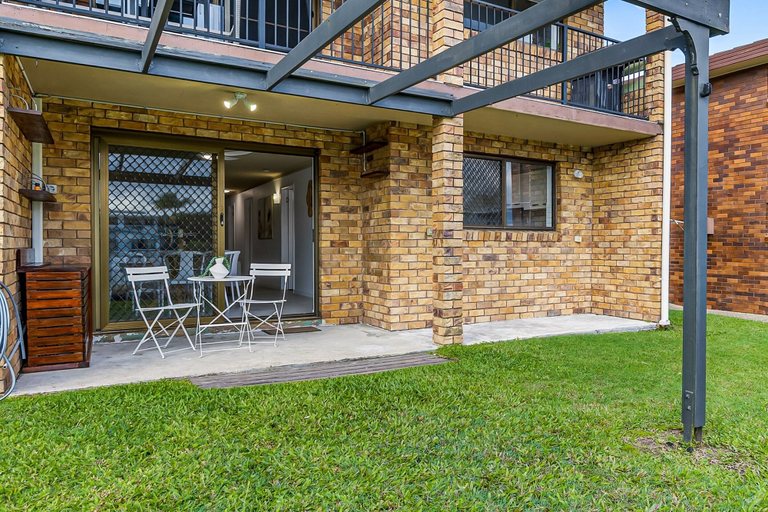 Outdoor dining 5, 3-bed Waterfront Apartment With Private Patio, Maroochy - Mooloolaba