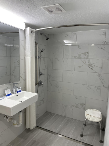 Bathroom 5, Rodeway Inn & Suites Williamsburg Central, Williamsburg