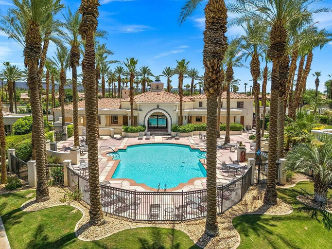 Room 2, Stylish 2BR w Spa Patio, Riverside