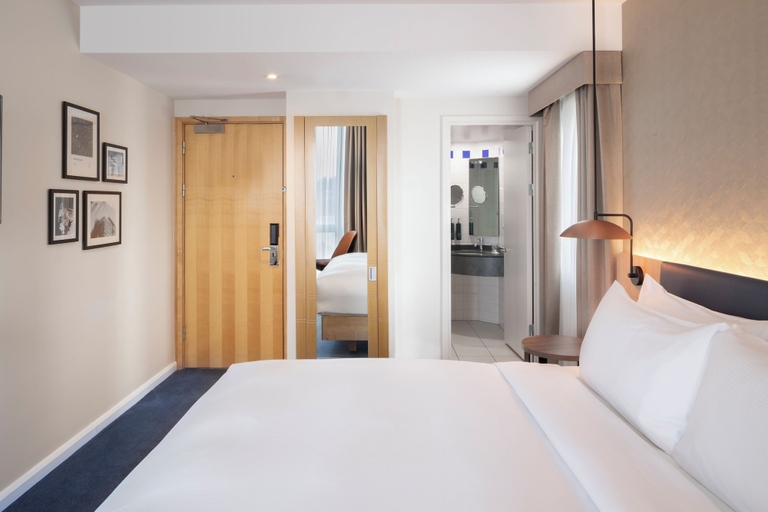 Bedroom 2, Hilton Garden Inn Birmingham Brindleyplace, Birmingham