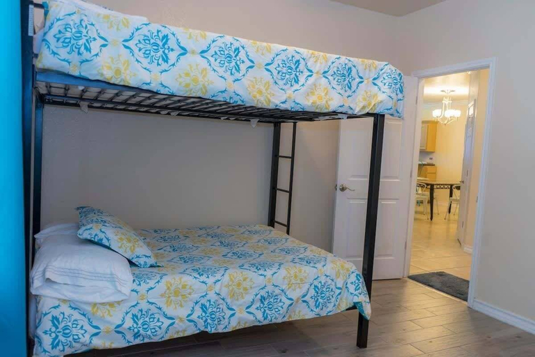 Room 4, Pool Walk to Beach Sleeps Tons #C 2 Bedroom Condo by RedAwning, Cameron