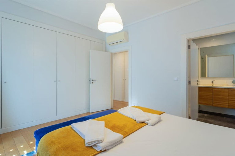 Room 2, Spacious Lisbon Haven w Lift Garage, Lisbon