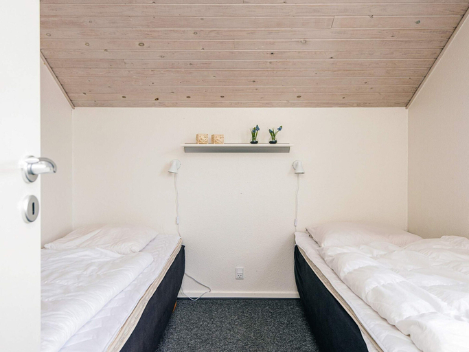Bedroom 2, 4 Star Holiday Home in Henne, Varde
