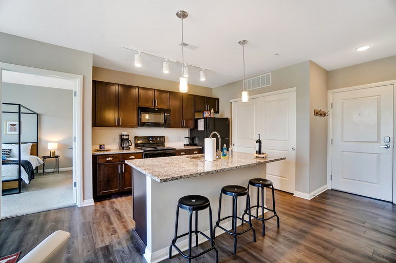 Room 4, Downtown Designer 2BR Parking W D Gym Pool, Franklin