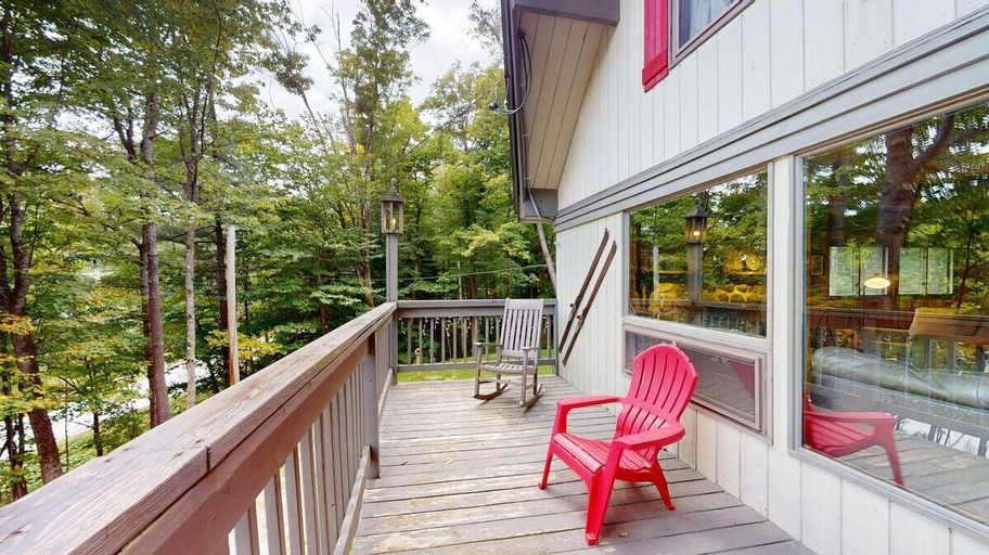 Room 4, Treehouse Home in Ludlow, Windsor