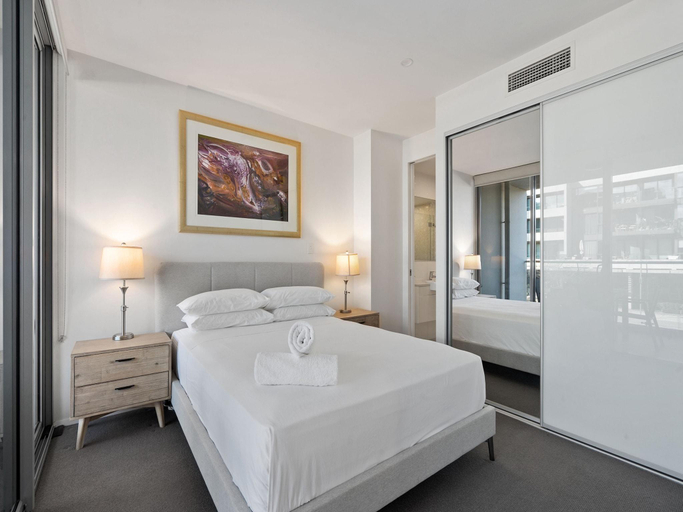 5, Spacious Lakefront Apartment with Pool Access, Canberra