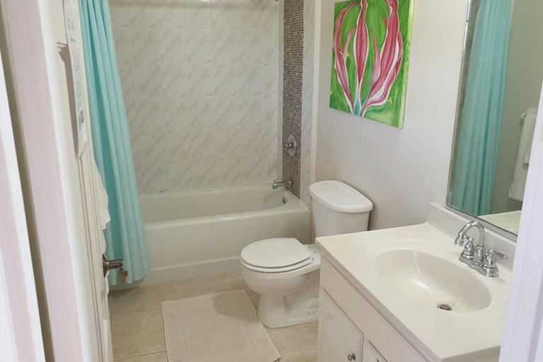 Bathroom, Villa - Sleeps 6 - Pool - Parking - Garden