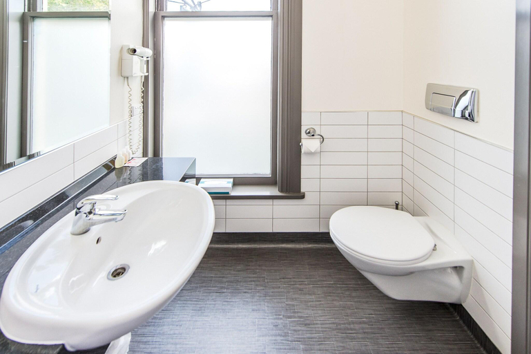Bathroom, The Rutland Arms Inn, Wanganui