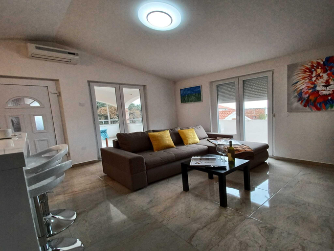 Others 5, Beachfront Apartment With Balcony and Sea View, Nin