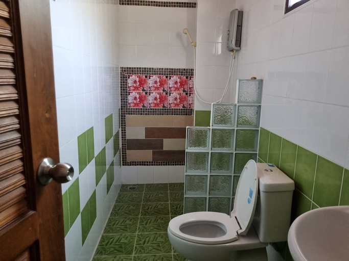 Bathroom 3, Sawasdee Sichang Resort, Koh Si Chang