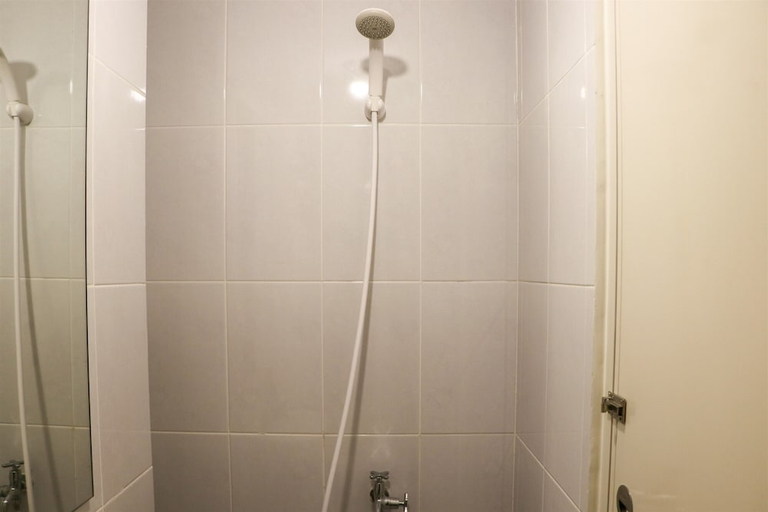 Bathroom 2, Relaxing Studio Apartment At Tokyo Riverside Pik 2, Tangerang