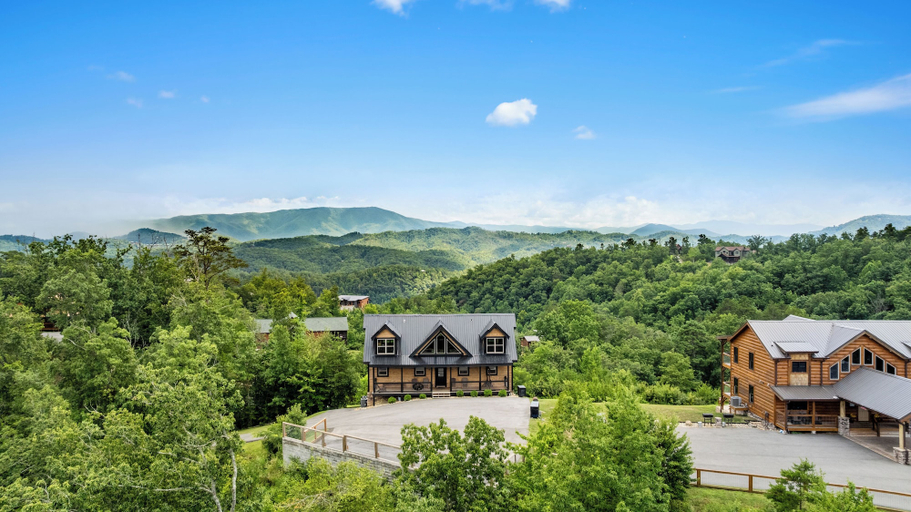 Room 3, Amazing View Cabin w Gameroom Hot Tub Fire Pit, Sevier