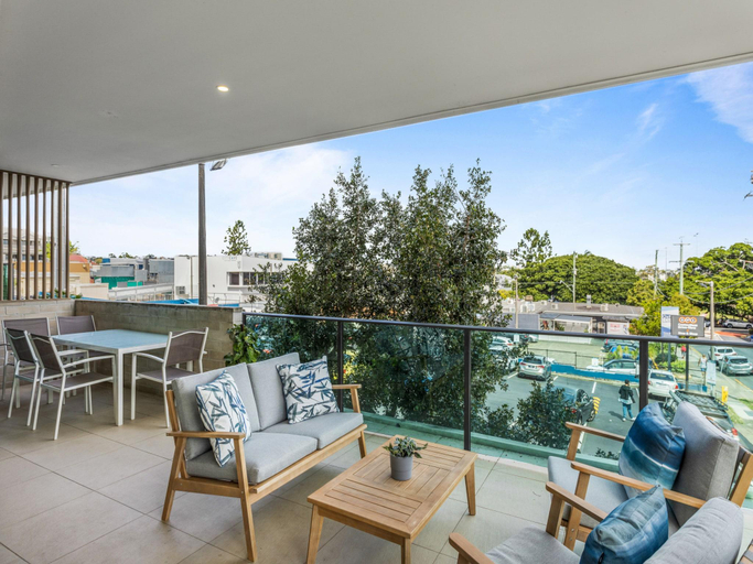 5, Spacious and Superb 3-Bed Apartment, Bulimba