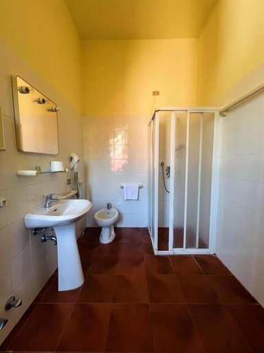 Bathroom 5, Hotel Le Grazie, La Spezia