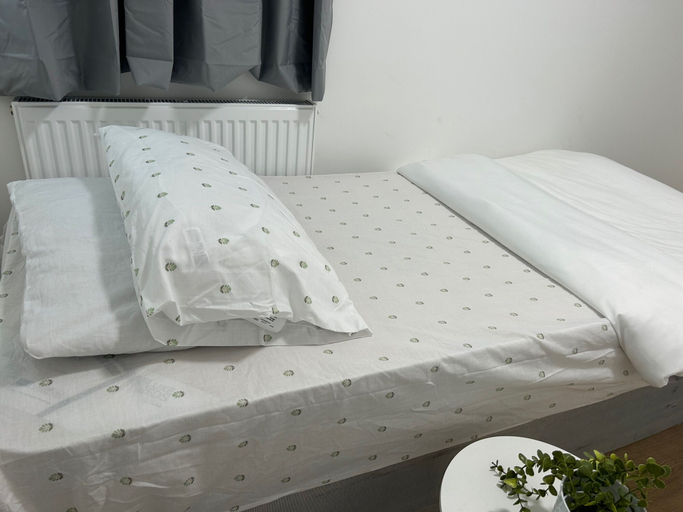 Room 2, Harrow Haven - Spacious 3 Bedroom House, London