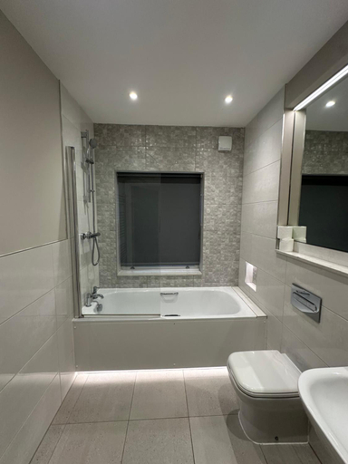 Bathroom 4, Wendover Arms Hotel, Buckinghamshire