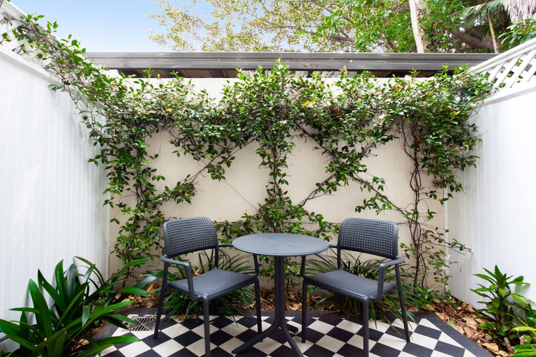 Others 2, Leafy and Tranquil Inner West Studio Apartment, Sydney