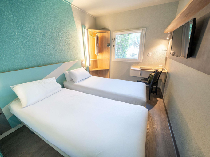 Bedroom 2, ibis budget Narbonne Est, Aude