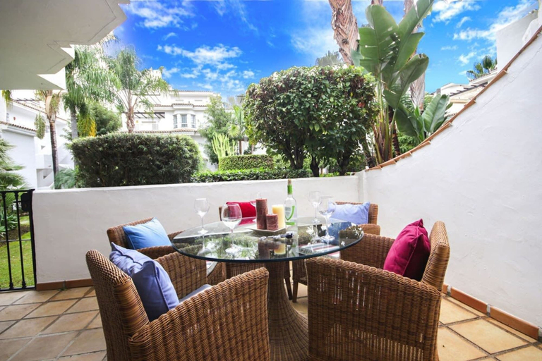 Room 2, Modern 3 Bedroom Pool Access Apartment F-7, Málaga