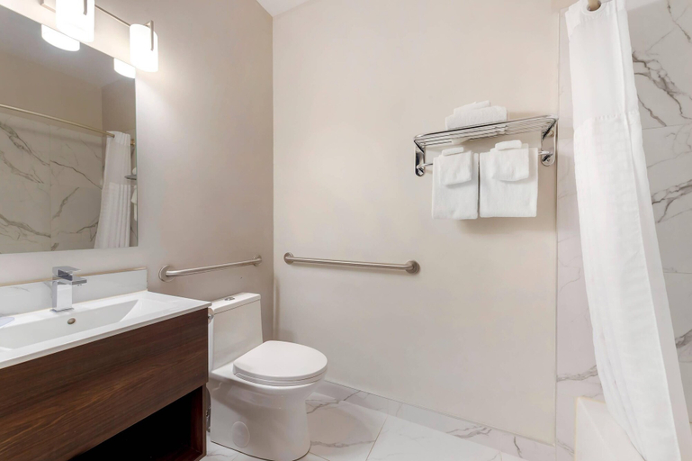 Bathroom 5, Econo Lodge, Montréal