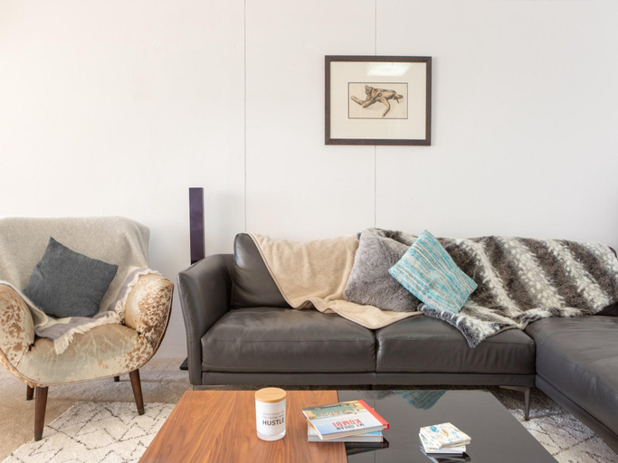 4, Beachfront Manly Apartment With Balcony & Parking, Sydney