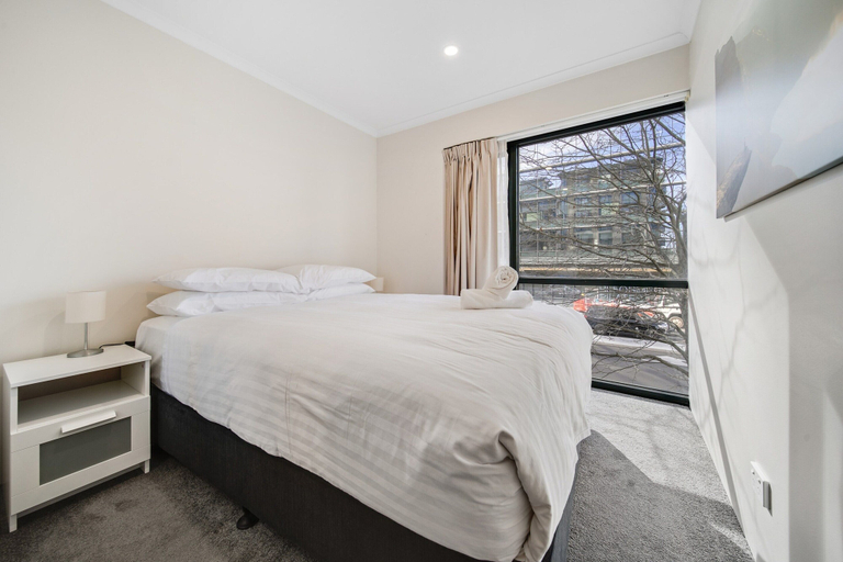 Room 4, Central 2-bed Apartment With Pool, Gym and Spa, Canberra