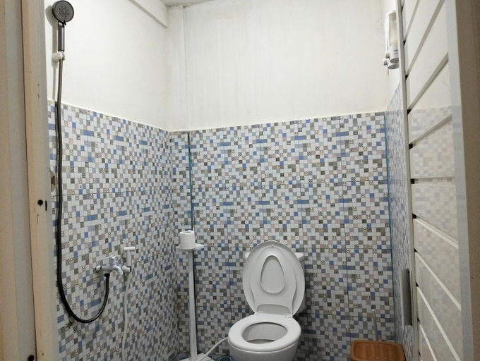 Bathroom 5, 4 Sisters Divers, Manado