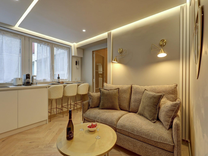Others 5, Superb AC Apartment  Champs de Mars Eiffel Tower, Paris