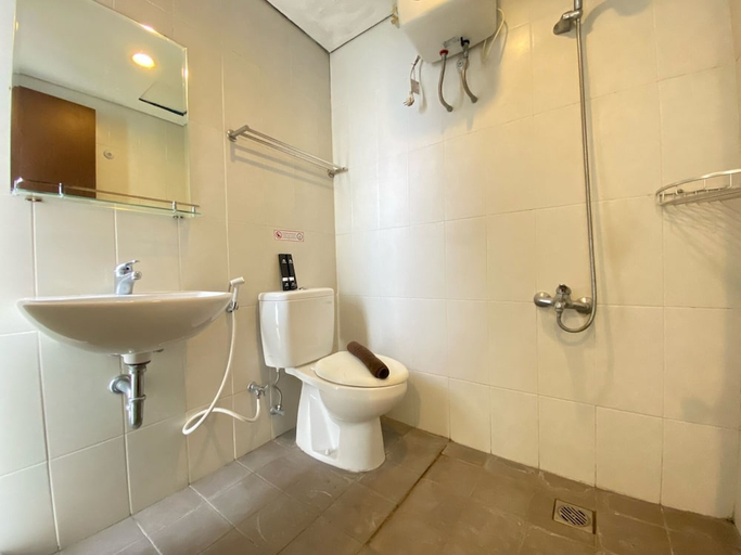 Bathroom 3, Cozy Studio Room At Skyland City Jatinangor Apartment, Sumedang
