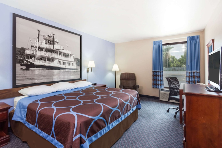Bedroom 3, Super 8 by Wyndham Indianola, Sunflower