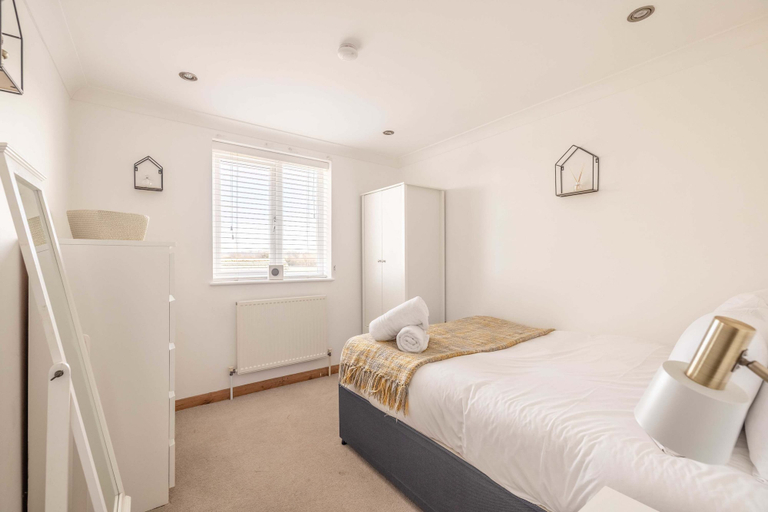 Room 2, Host Stay Meadow Way, Windsor and Maidenhead