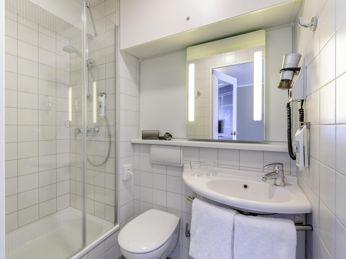 Bathroom 4, ibis Berlin Mitte, Berlin