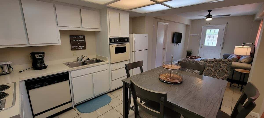 Private kitchen 3, Bay View Great Deck Pool 2 Levels & 3 Bedr 3 Bedroom Condo, Cameron