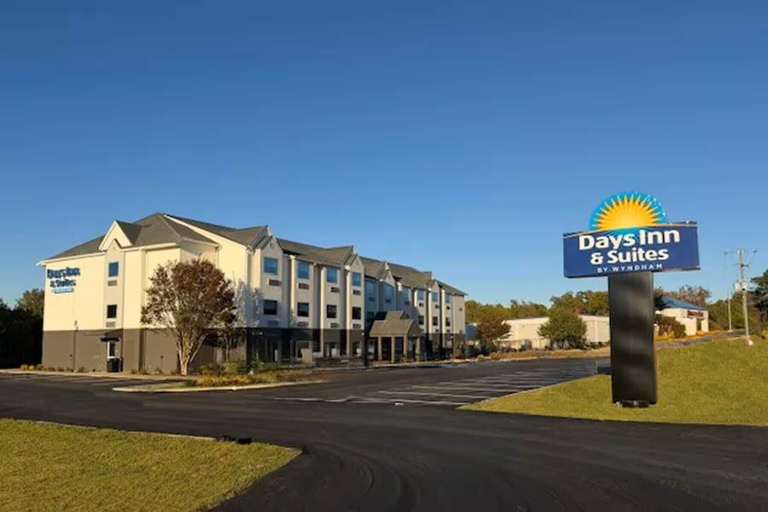 Exterior & Views 2, Days Inn & Suites by Wyndham Brandon Amphitheater, Rankin