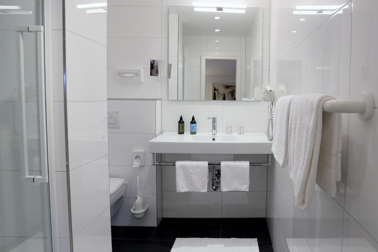 Bathroom 5, Bayer's Boardinghouse und Hotel, München