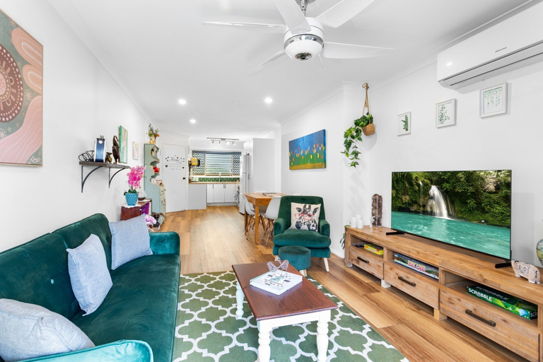 Living room 4, Seaside Serenity: Charming 2-bedroom Getaway, Redcliffe-Scarborough
