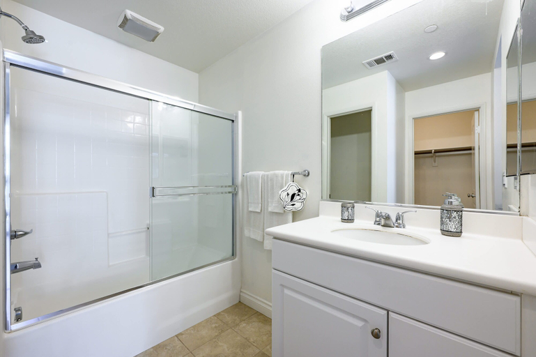 Room 5, Private Entry Cozy Suite w Patio Bath Kitchenette, Orange