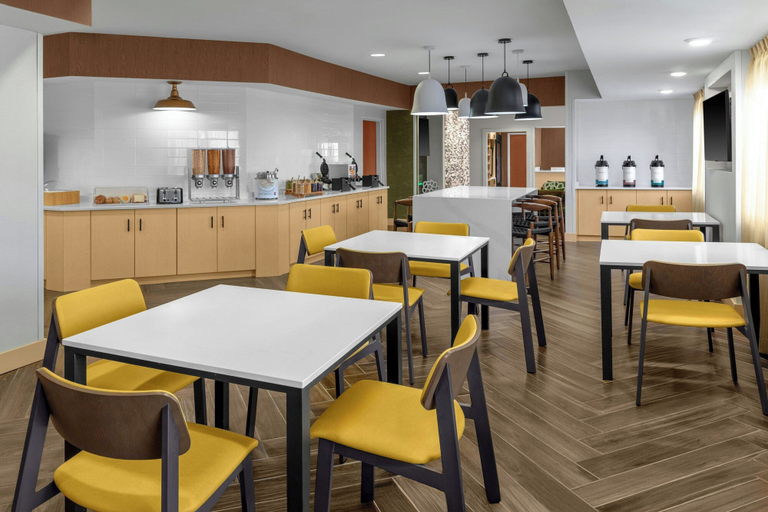 Food & Drinks 5, Fairfield Inn & Suites Saginaw, Saginaw