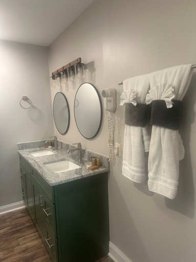 Room 2, The Getaway at Wintergreen, Nelson