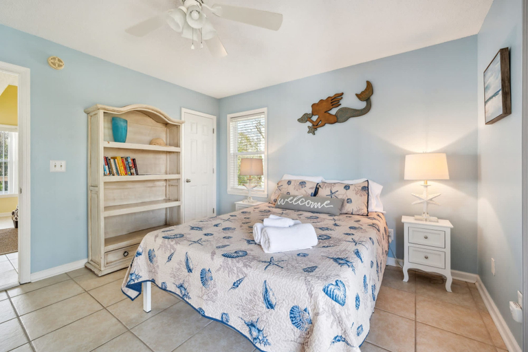 Room 3, Walk to Beach Private Deck Family Fun, Pender