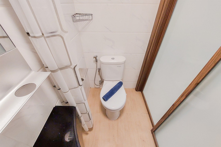 Bathroom 3, Studio Full Furnished With Comfort Design At Sky House Bsd Apartment, Tangerang