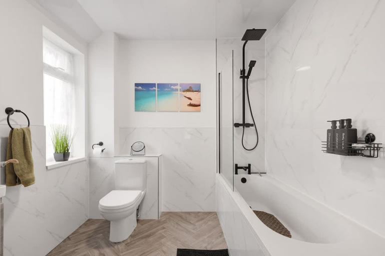 Room 3, 3 Bedroom House With Free Parking, Durham